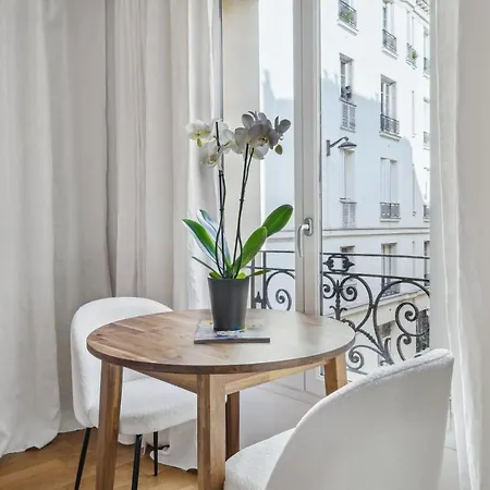 Bright Studio Close To Eiffel Tower In The 7th *